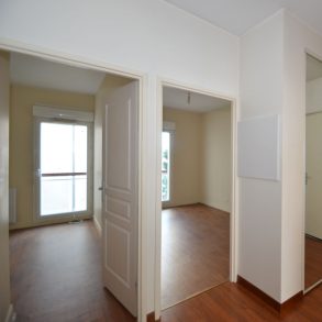 Entrée vue sur chambre carré site