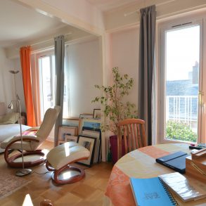 Salon avec vue dégagée sur les toits