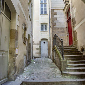 cour avec esclalier